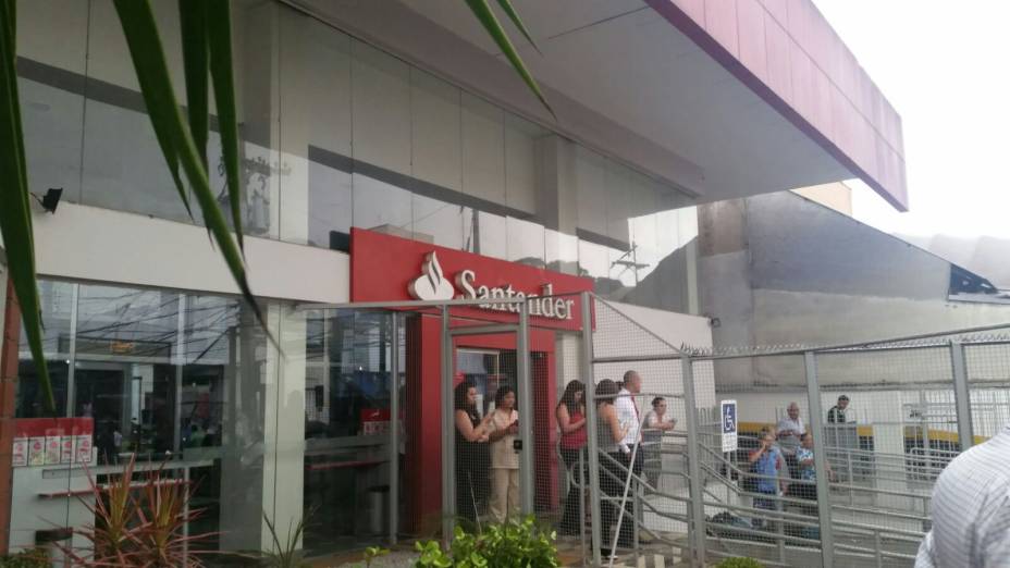 	&Aacute;rvore ficava no canteiro da ag&ecirc;ncia do Santander local