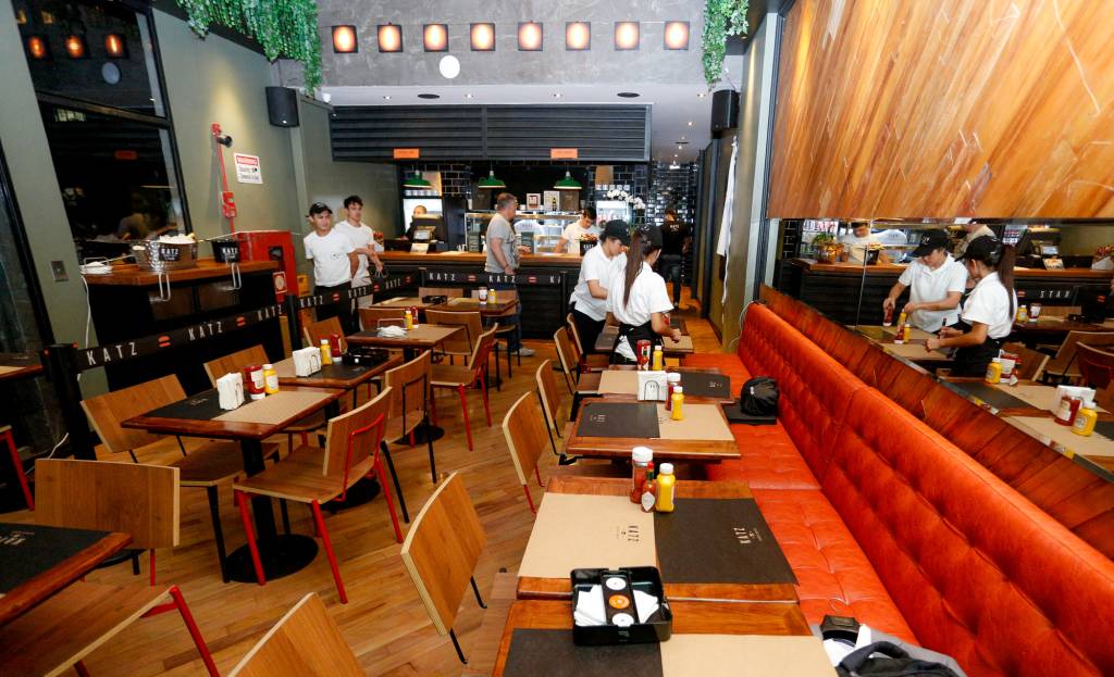 Volante do Corinthians abre hamburgueria no Itaim Bibi