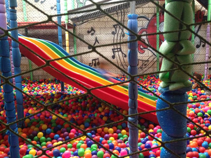 Amazing Balls: escorregador, cama el&aacute;stica e parede de escalada dentro da piscina