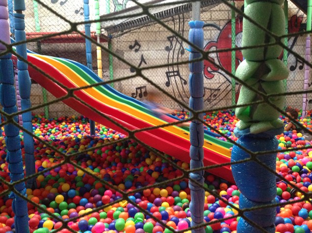 Amazing Balls: escorregador, cama el&aacute;stica e parede de escalada dentro da piscina
