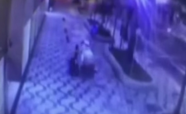 Vídeo mostra homens abandonando freezer com dois corpos no centro