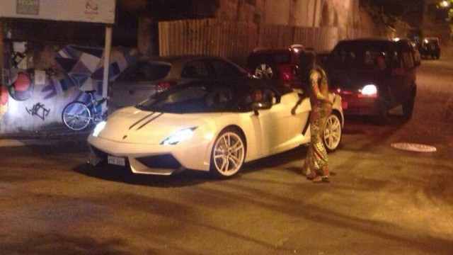 Morena de 26 anos seria a nova paixão do cantor Roberto Carlos