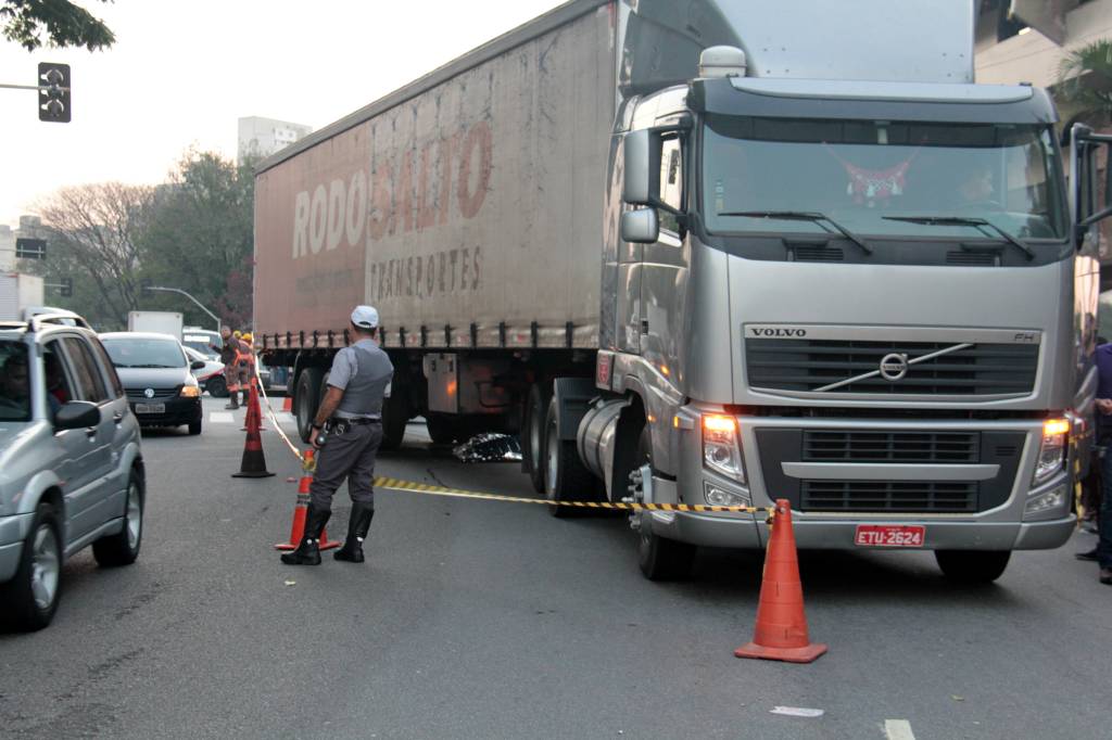 Ciclista morre atropelado por carreta na Zona Norte