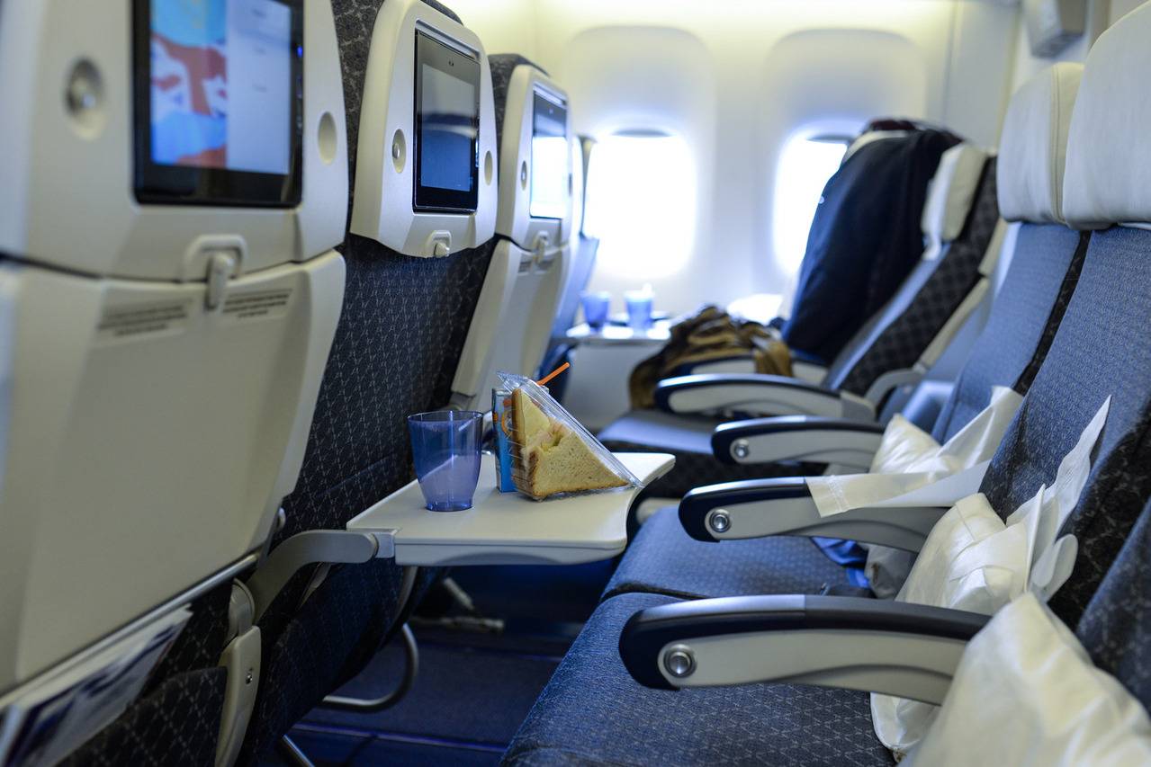 Qual é o lugar mais sujo dentro de um avião? Uma pesquisa responde