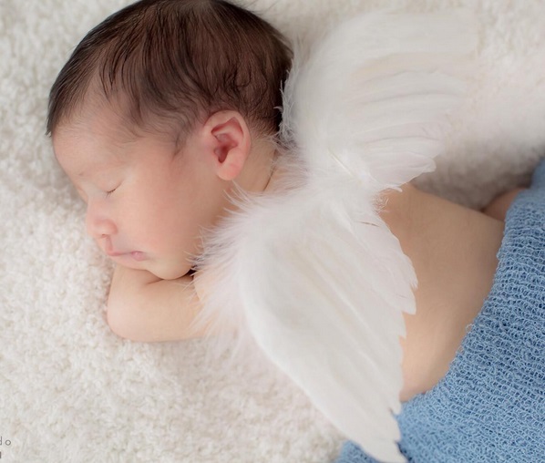 Fernanda Gentil faz ensaio de recém-nascido com o filho