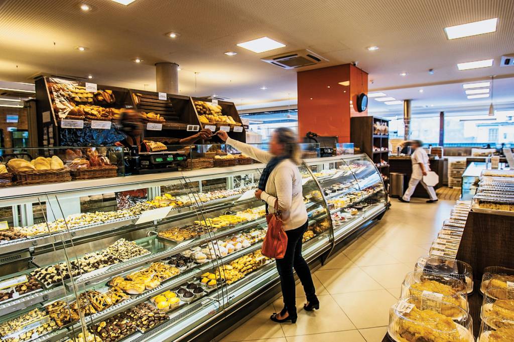 Estabelecimentos deixam de funcionar por 24 horas por causa de crise e insegurança