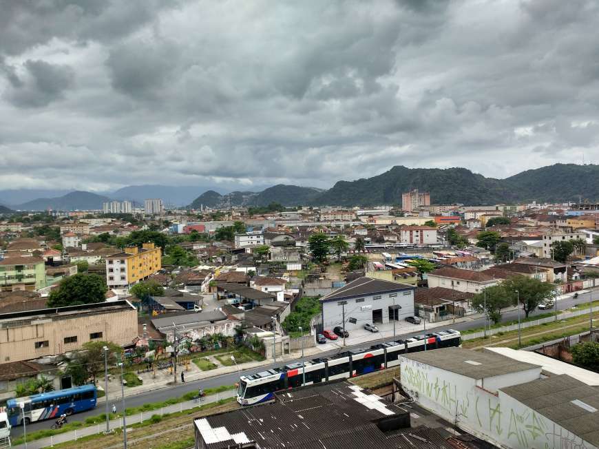A imagem mostra a Rua XV de Novembro, em São Vicente, com o resto da cidade ao fundo