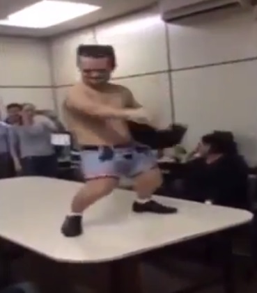 “Não existe conotação sexual”, diz anão que fez strip-tease no Denarc