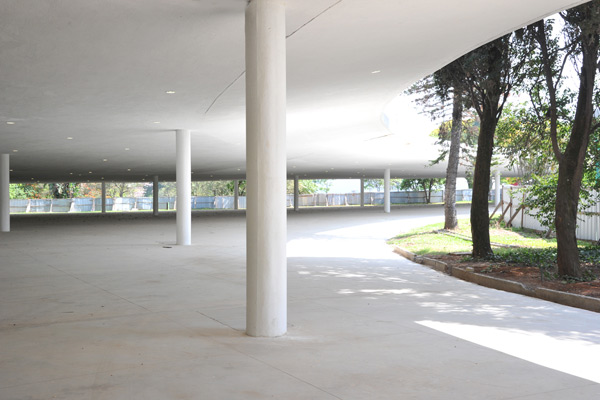 A marquise do Ibirapuera, ponto de encontro de diferentes turmas, que deverá passar por reforma autorizada pela Prefeitura.