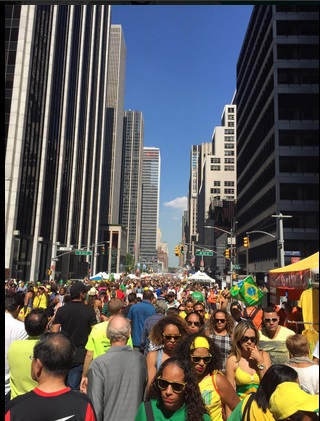 A multidão entre a rua 46 e a 6ª Avenida