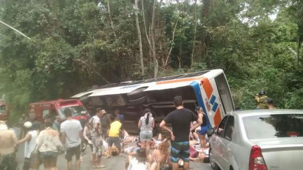 Acidente com ônibus em Paraty deixa ao menos quinze mortos