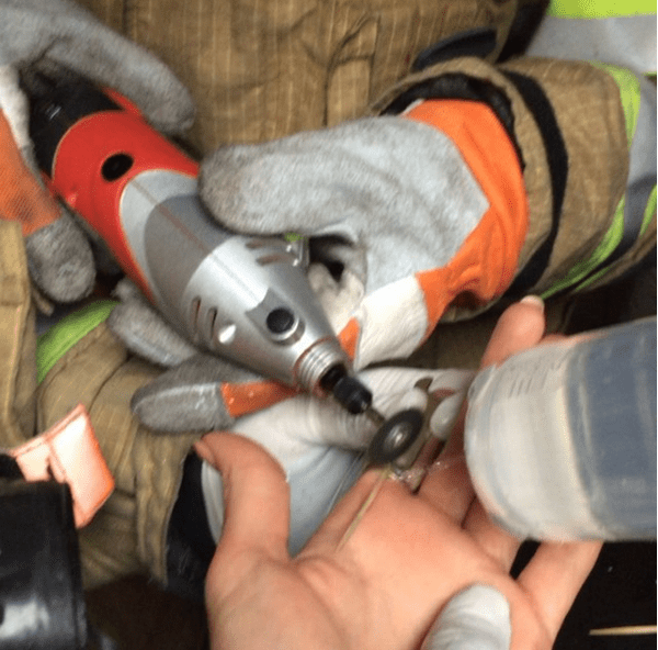 O corte para tirar o anel O corte para tirar o anel