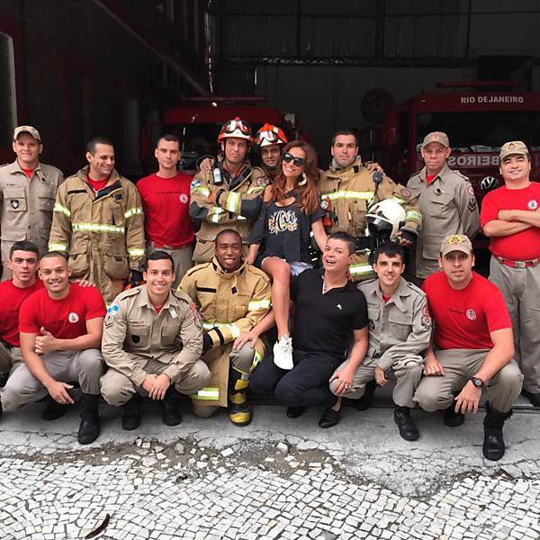 A apresentadora comemora com a equipe no fim da opera&ccedil;&atilde;o
