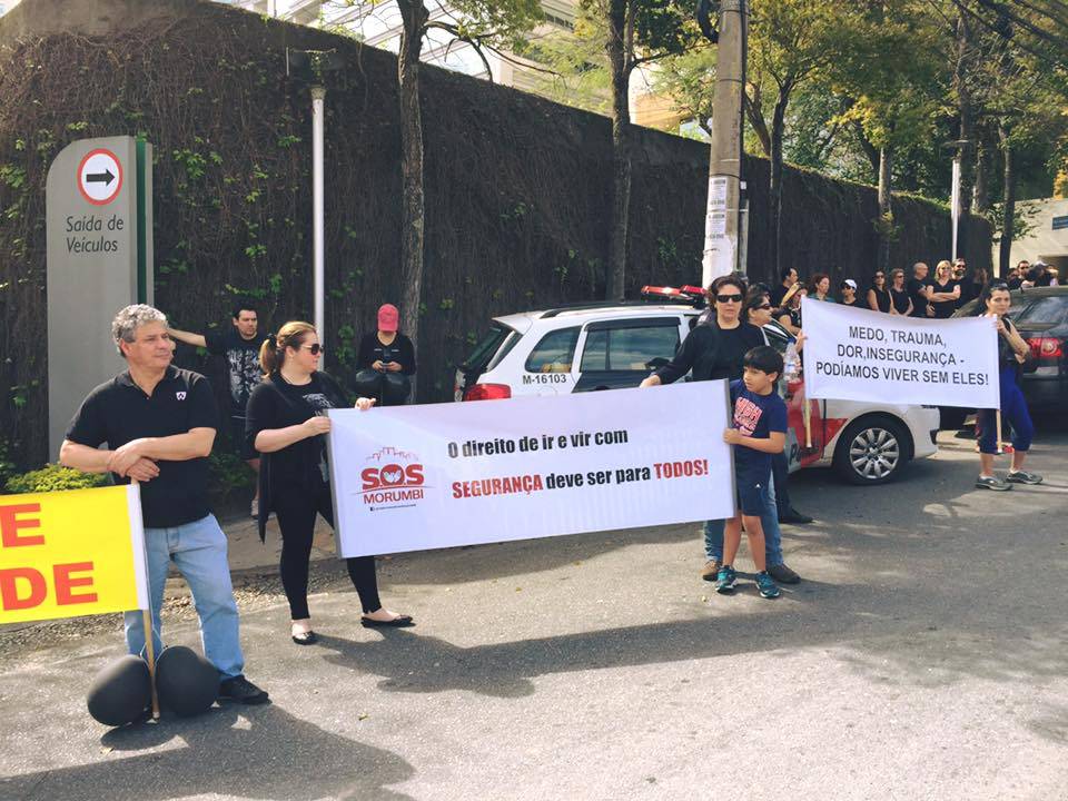Manifestação no início do mês pela morte de um morador durante assalto. Moradores do Morumbi criam "Roubômetro", para chamar atenção das autoridades da violência no bairro Manifestação no início do mês pela morte de um morador durante assalto. Moradores do Morumbi criam "Roubômetro", para chamar atenção das autoridades da violência no bairro