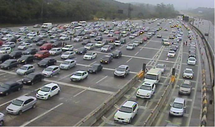 Principais rodovias de São Paulo têm trechos de trânsito lento