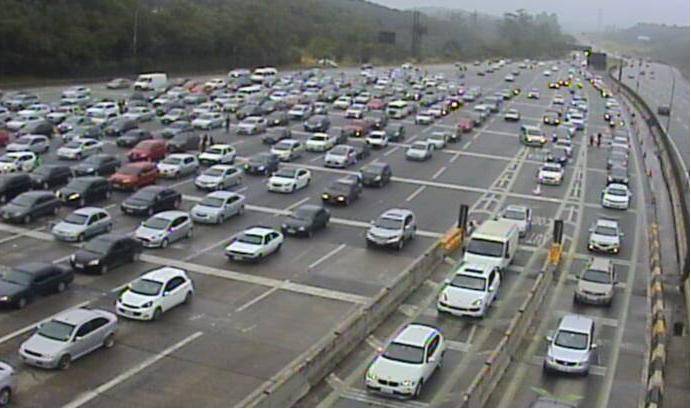 Principais rodovias de São Paulo têm trechos de trânsito lento