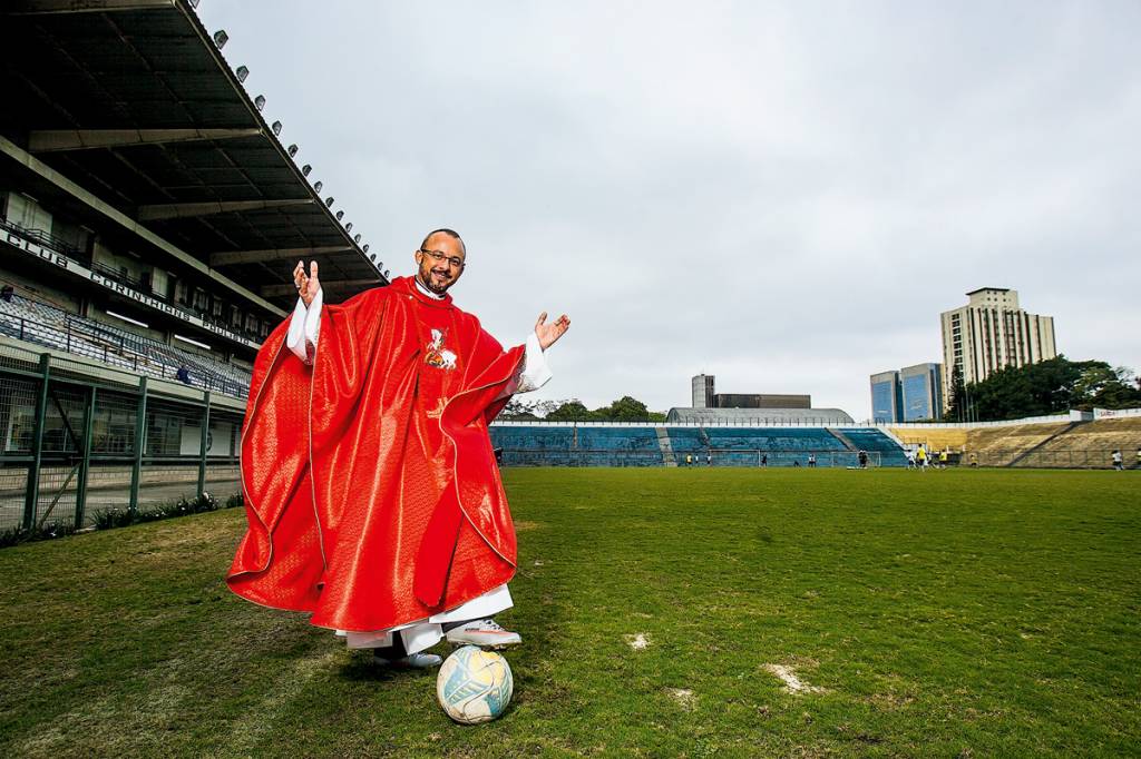 Padre Jeferson Mengali é o conselheiro espiritual do Corinthians