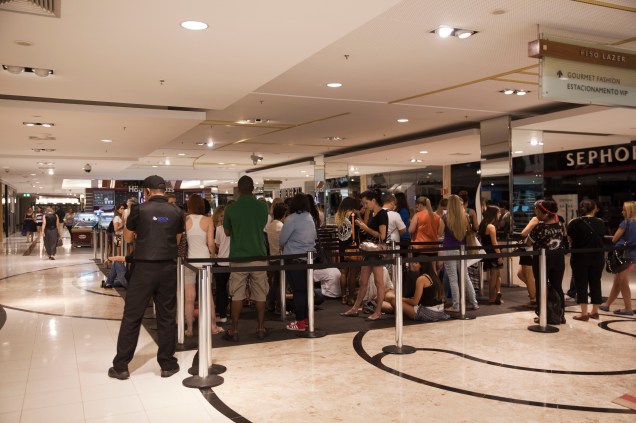 A fila de espera na quinta-feira (20) pela manh&atilde;: nem uma queda de energia no shopping afugentou as clientes