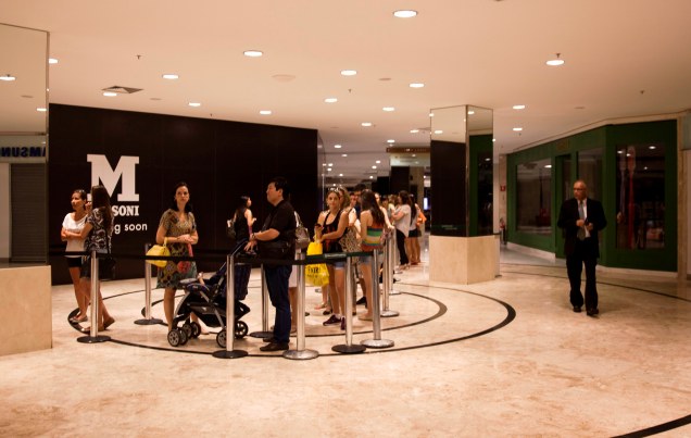 O terceiro trecho da fila, quase na &aacute;rea de restaurantes do shopping: espera m&eacute;dia de tr&ecirc;s horas