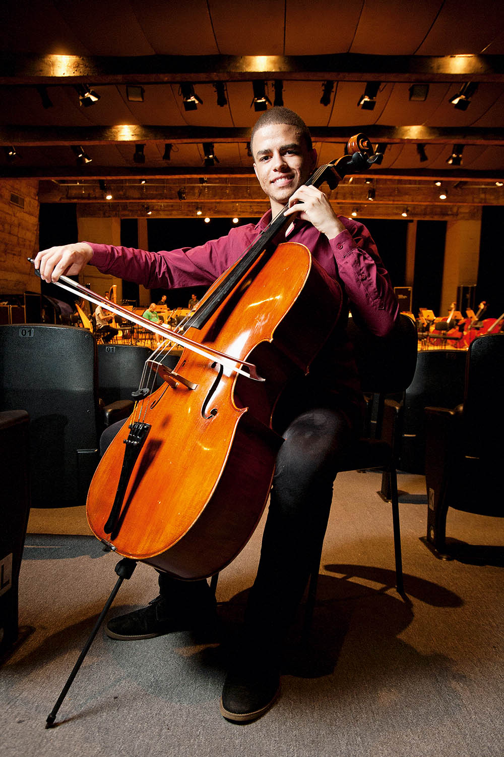 Violoncelista nascido em Perus ganha bolsa para estudar na Áustria