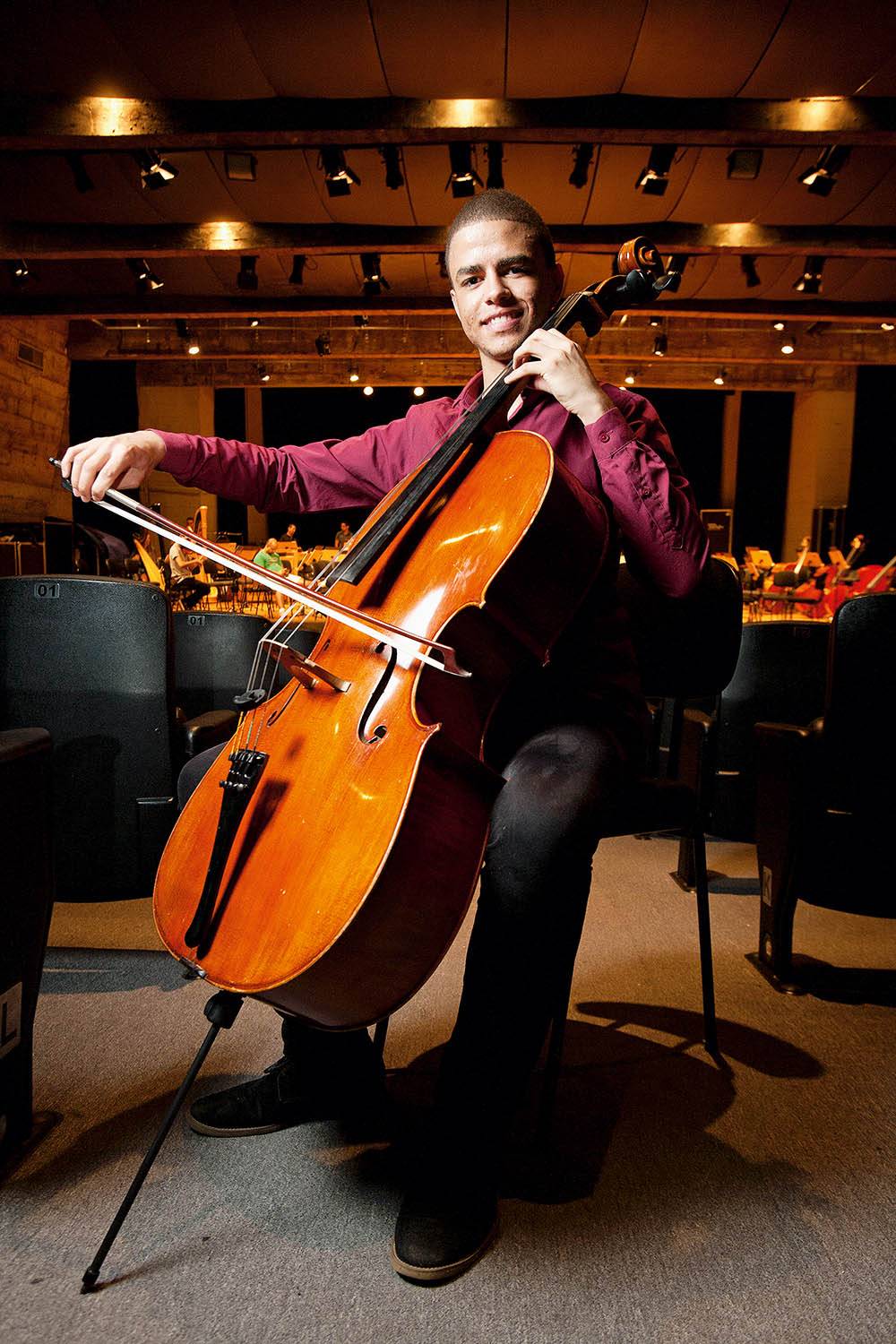 Violoncelista nascido em Perus ganha bolsa para estudar na Áustria