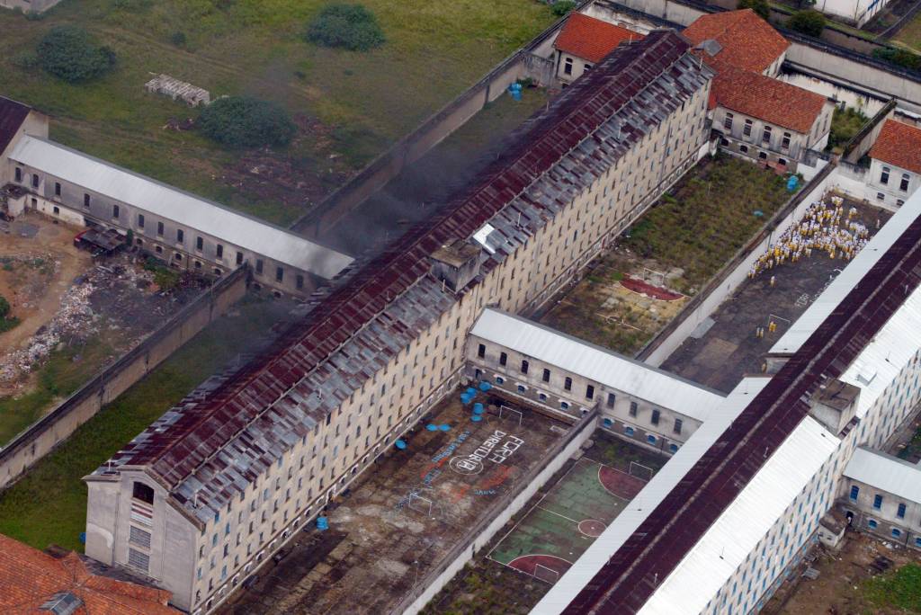 Presas fazem festa e diretor de presídio é exonerado