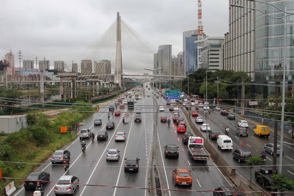 Radar “pistola” vai flagrar motociclista infrator nas marginais