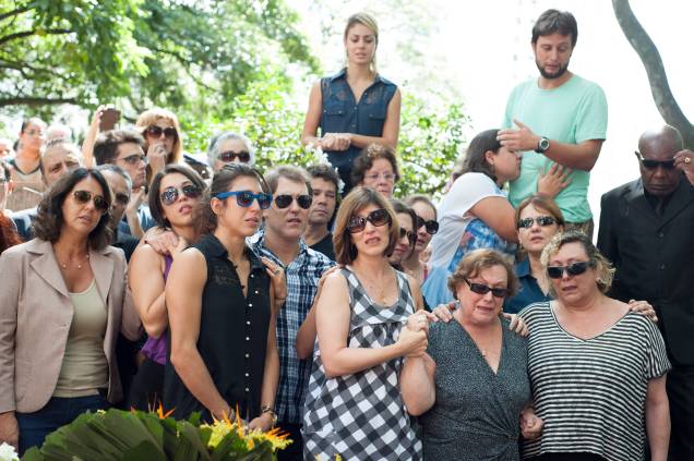 	Nicette Bruno se despede do marido cercada pela fam&iacute;lia