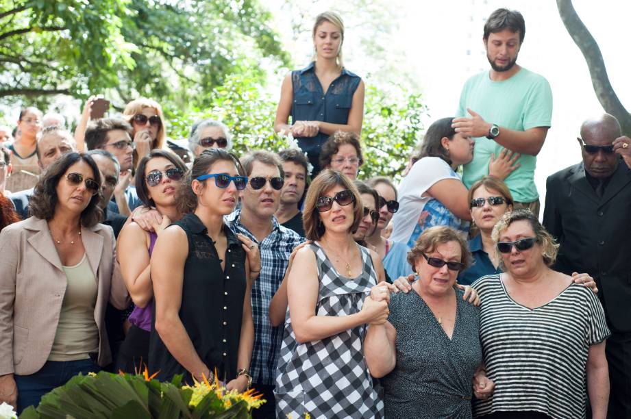 Nicette Bruno se despede do marido cercada pela família Nicette Bruno se despede do marido cercada pela família