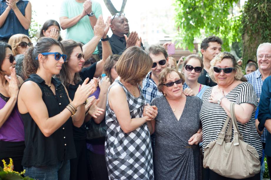 Ator foi enterrado ao som de "Eu sei que vou te amar”, de Tom Jobim e Vinicius de Morais e sob aplausos Ator foi enterrado ao som de "Eu sei que vou te amar”, de Tom Jobim e Vinicius de Morais e sob aplausos