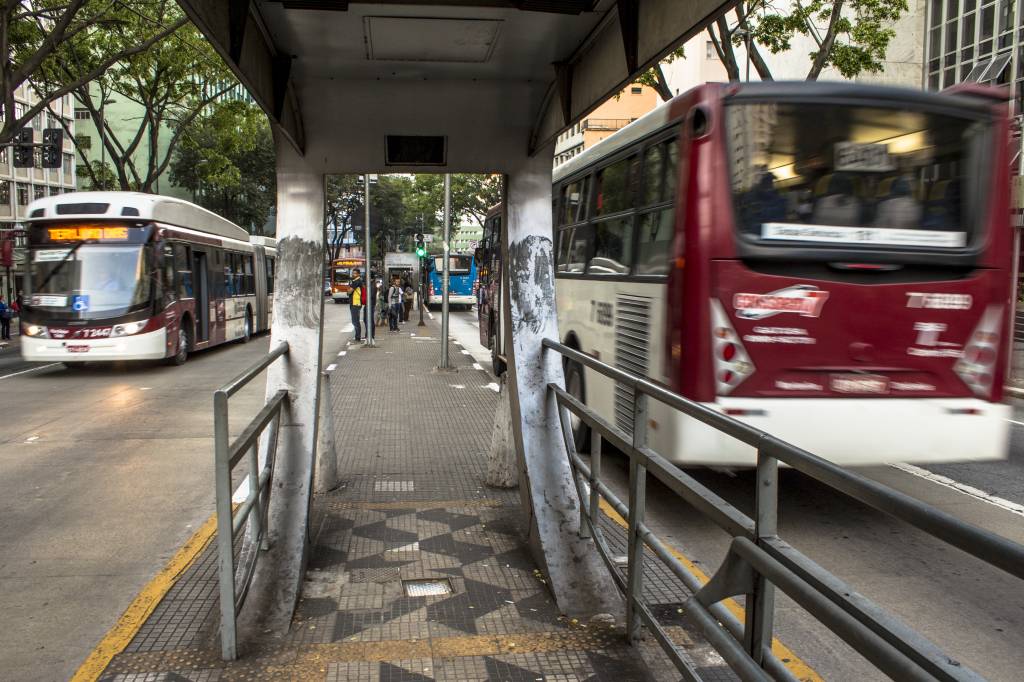 Velocidade dos ônibus nos corredores sobe, mas está longe da meta