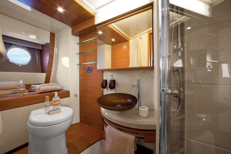 Azimut 60: banheiro da suíte da embarcação. Arquitetura planejada para otimizar espaços Azimut 60: banheiro da suíte da embarcação. Arquitetura planejada para otimizar espaços