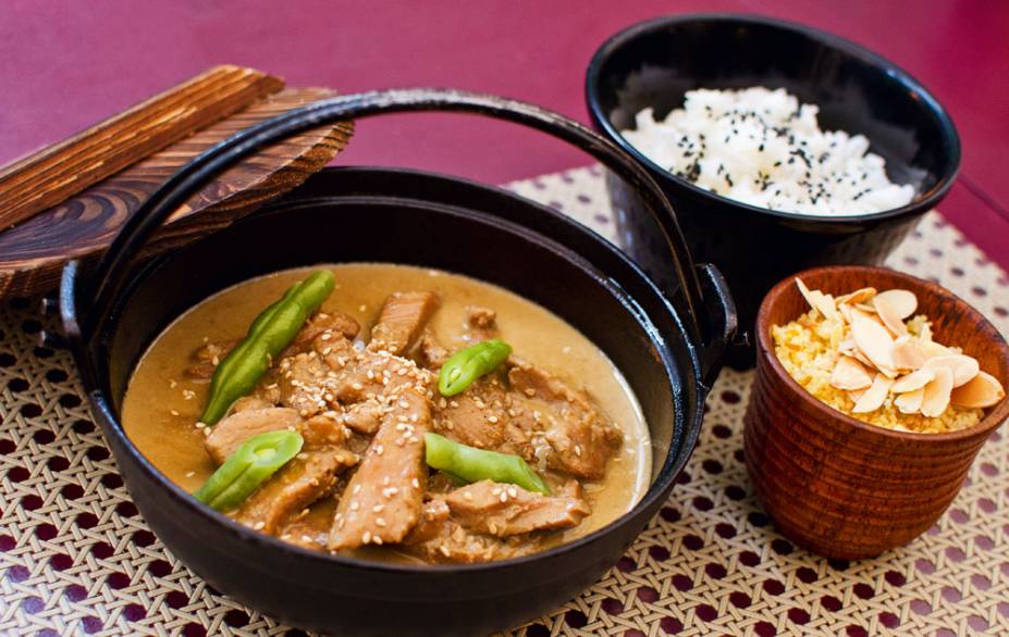 Frango ao curry amarelo acompanhado de cuscuz marroquino e arroz