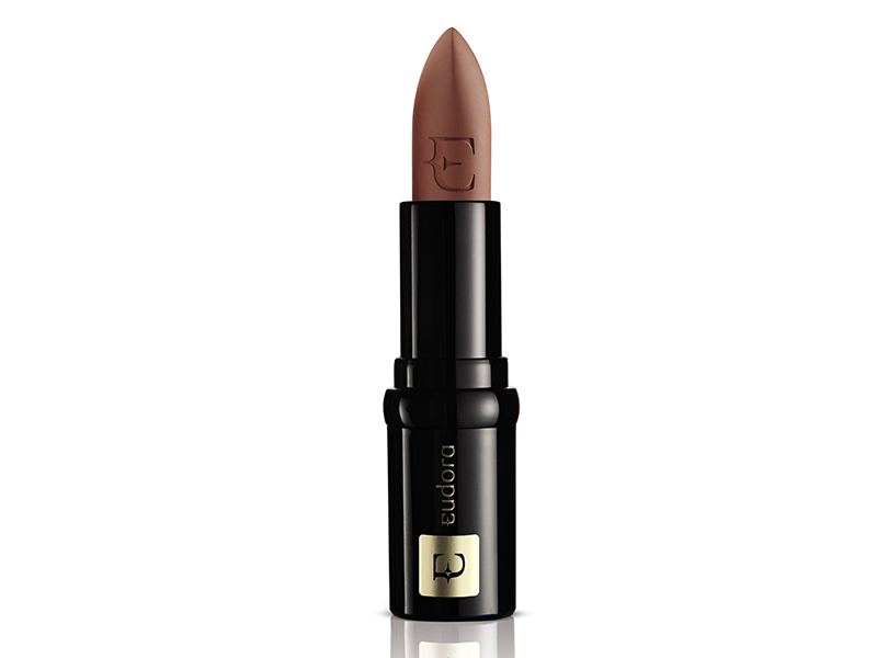 Batom, cor Terracota, da Eudora. Com um efeito nude lindo, a linha apresenta cobertura com efeito mate, alto poder de fixação e promete volume para os lábios