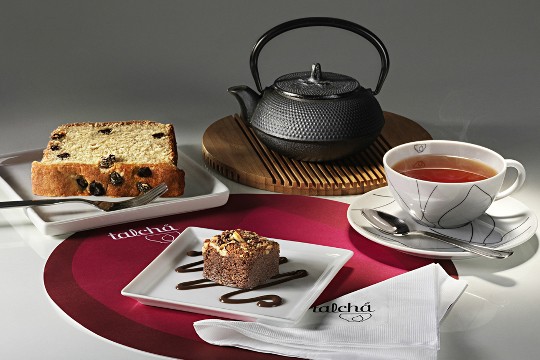 Masala, do Talchá: folhas de chá preto, pedaços de laranja, canela, cardamomo, cravo-da-índia e gengibre Masala, do Talchá: folhas de chá preto, pedaços de laranja, canela, cardamomo, cravo-da-índia e gengibre