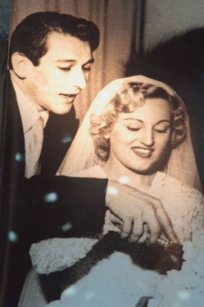 O dia do &ldquo;sim&rdquo;: em 26 de fevereiro de 1954, bolo para amigos no teatro e viagem para Miaripor&atilde;