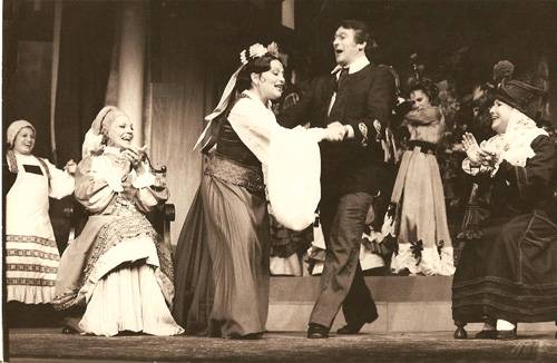 No Teatro Paiol, que eles administraram entre 1979 e 1999: os dois &agrave; frente do elenco de Dona Rosita, a Solteira, dirigida pelo amigo Antonio Abujamra