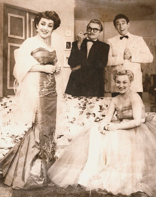 Ainda noivos: em 1953, Week-End reuniu tamb&eacute;m Eleonor Bruno e El&iacute;sio de Albuquerque (de preto), dirigidos pelo estreante Antunes Filho