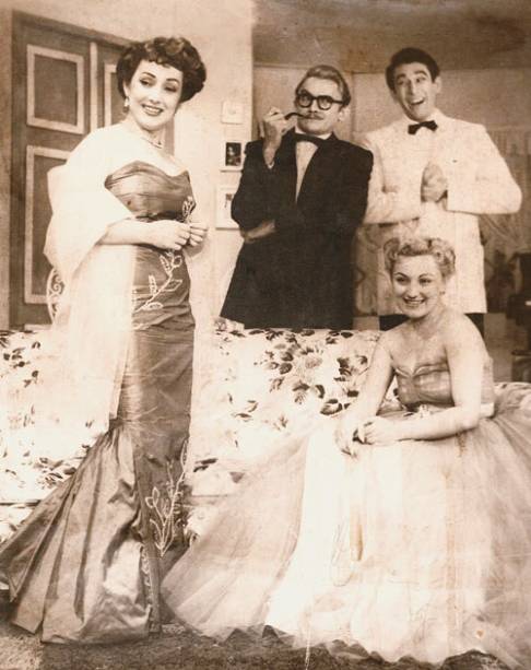 Ainda noivos: em 1953, Week-End reuniu tamb&eacute;m Eleonor Bruno e El&iacute;sio de Albuquerque (de preto), dirigidos pelo estreante Antunes Filho