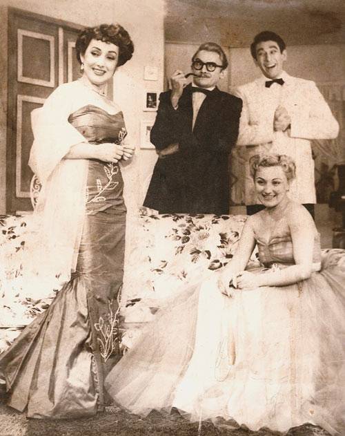 Ainda noivos: em 1953, Week-End reuniu tamb&eacute;m Eleonor Bruno e El&iacute;sio de Albuquerque (de preto), dirigidos pelo estreante Antunes Filho