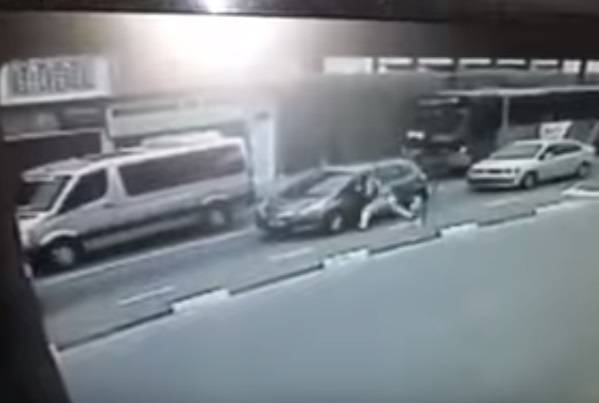Polícia prende suspeito de jogar mulher para fora de carro