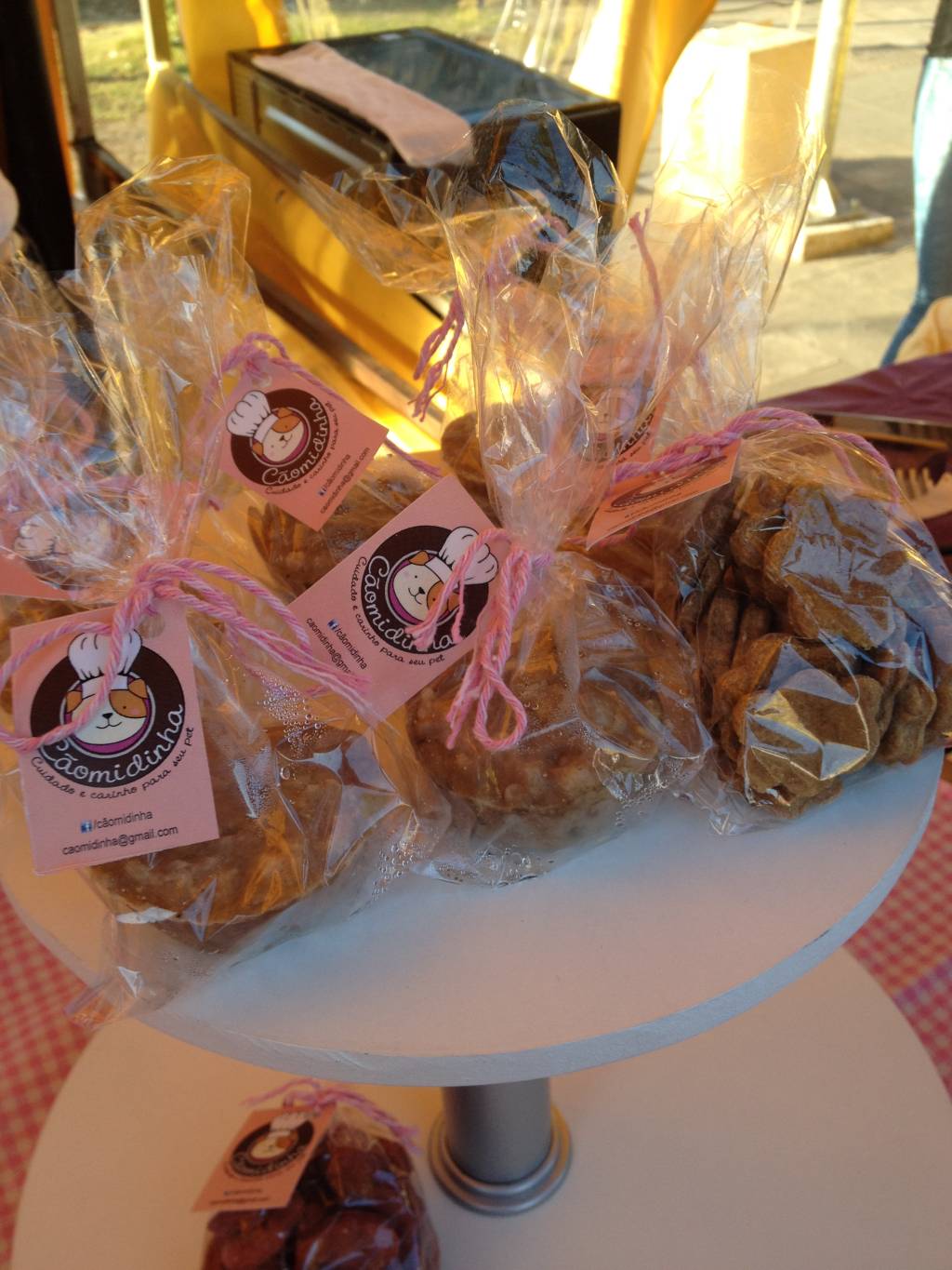 	Bolinhos de frutas e biscoitos para c&atilde;es
