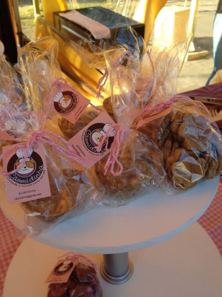 	Bolinhos de frutas e biscoitos para c&atilde;es
