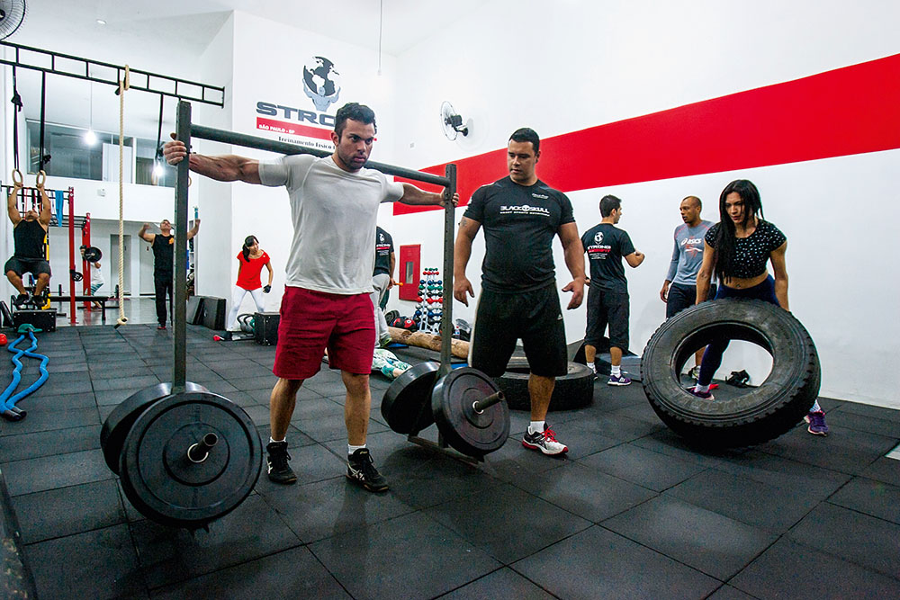 Em academia, nova modalidade faz alunos levantarem troncos e pneus