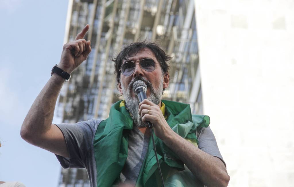 Lobão ironiza ministro da Defesa em rede social