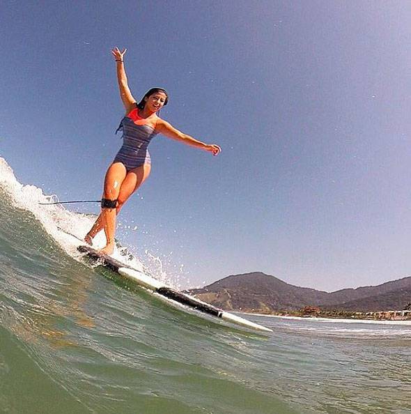 Tayn&aacute; Hanada costuma publicar fotos surfando com seu longboard