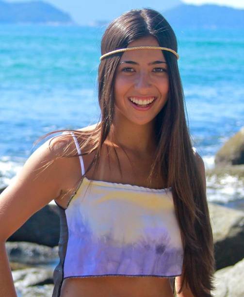 Com 19 anos, Tayn&aacute; Hanada gosta de surfar e andar de skate