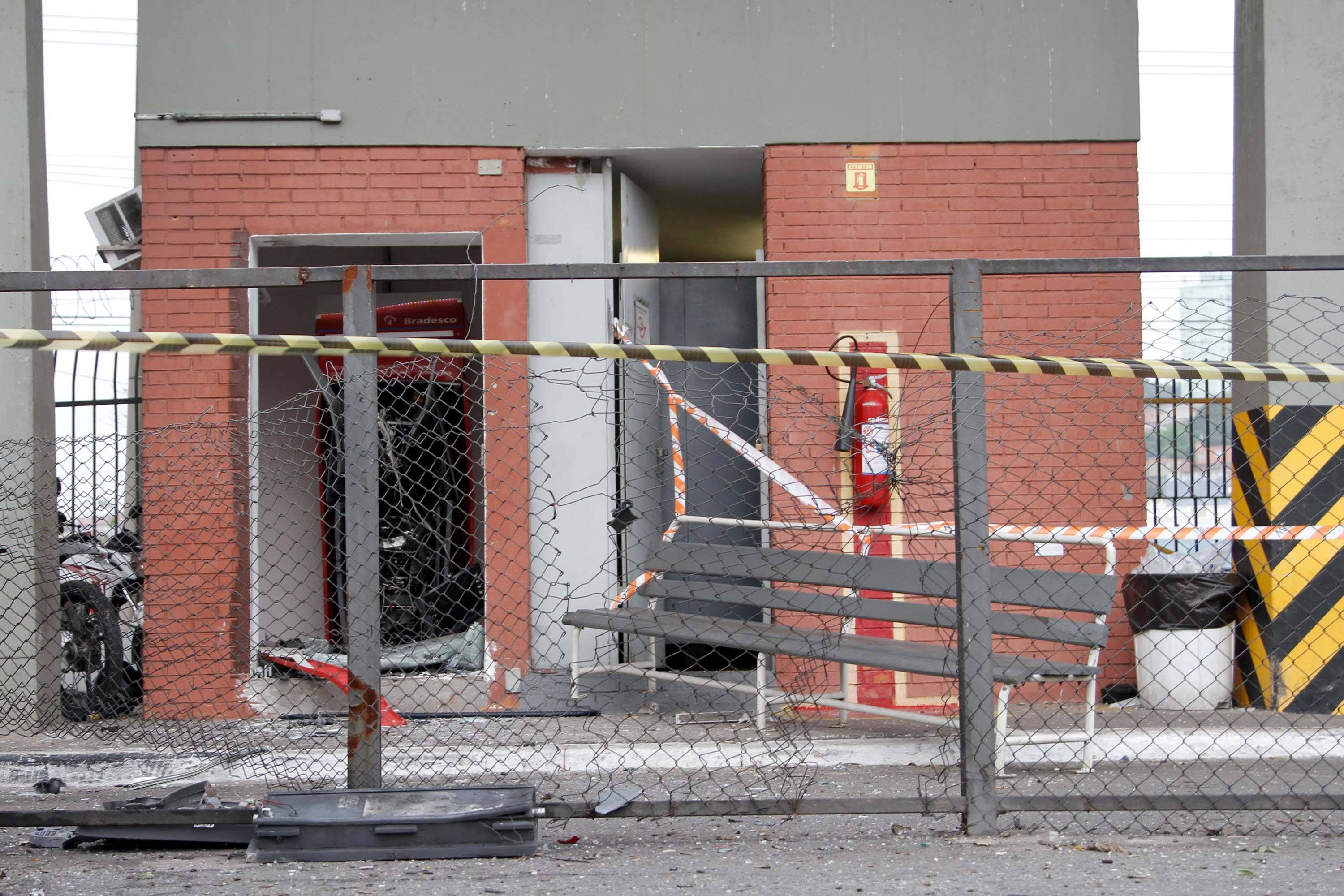 Bando explode caixa eletrônico e fere PM com tiro de fuzil