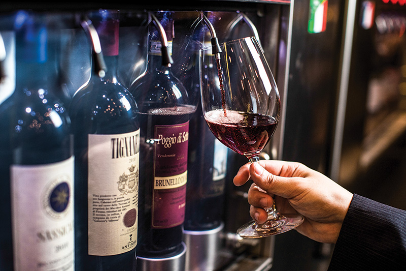 Garrafas na máquina Enomatic: autoatendimento Garrafas na máquina Enomatic: autoatendimento