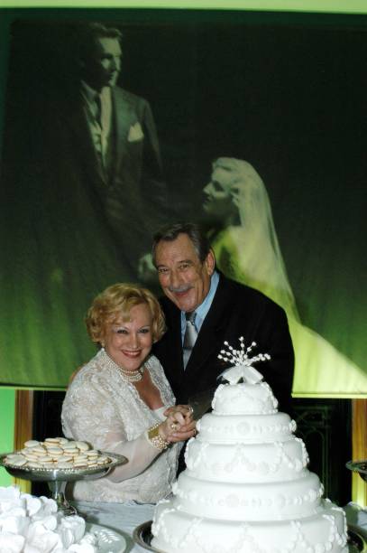 Nicette Bruno, com vestido Selma Matos, e Paulo Goulart durante a festa de 50 anos de casamento, no Clube São Paulo, em 26/02/2004